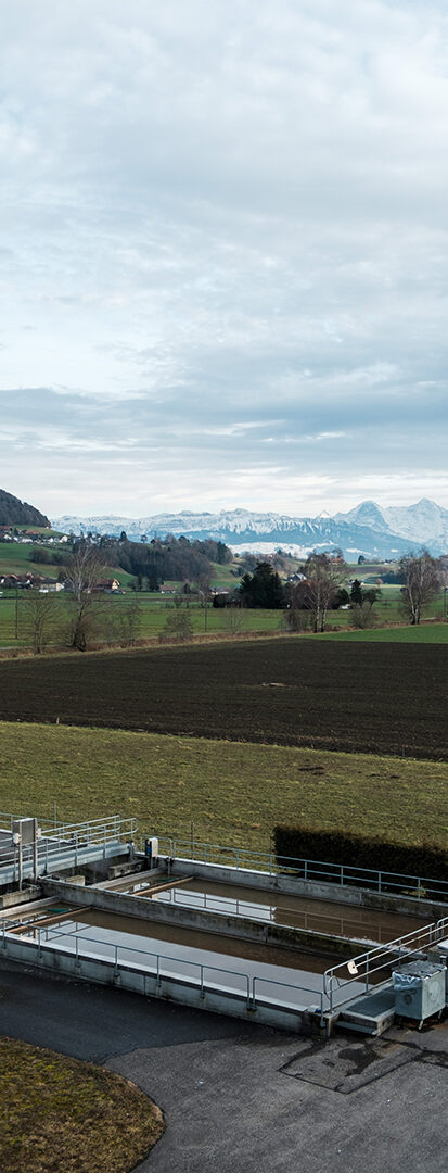 Aufnahme der Umgebung der ARA Gürbetal. Im Hintergrund sind die Berner Alpen zu sehen