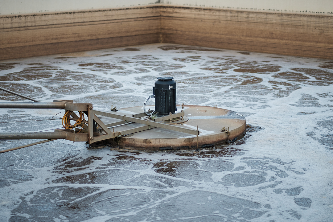 ARA_054 Korridor der ARA Gürbetal. An den Wänden sind Rohre und Wasserleitungen fixiert.