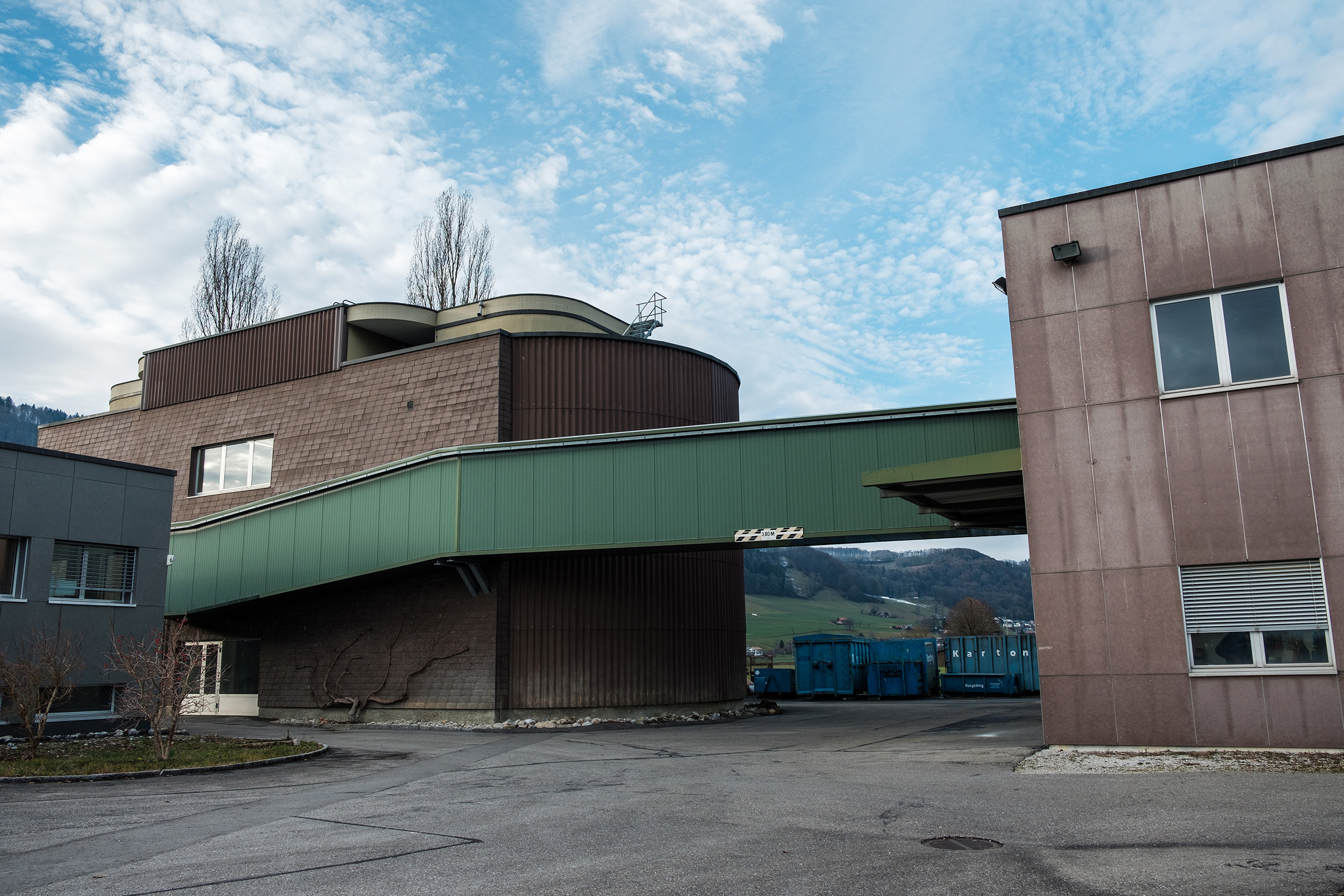 Aussenaufnahme der Gebäude der ARA Gürbetal.