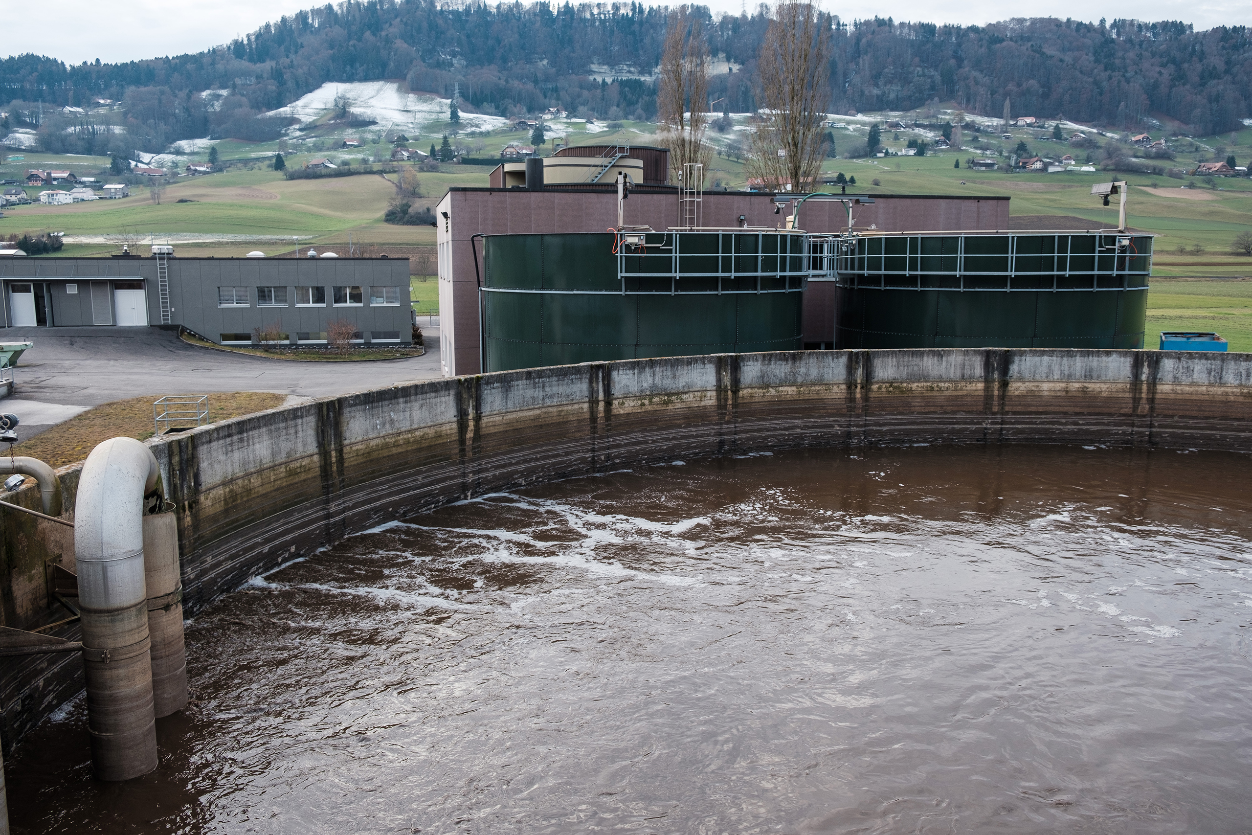 Korridor der ARA Gürbetal. An den Wänden sind Rohre und Wasserleitungen fixiert.
